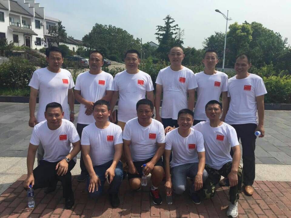 金總與戰友們合影