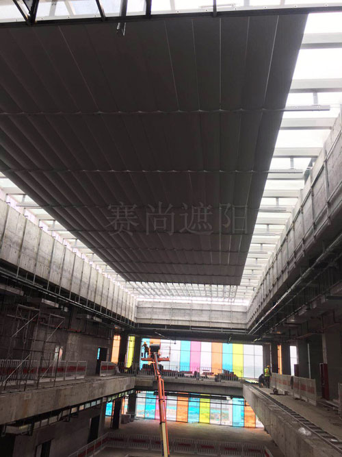 絲綢之路貿(mào)易產(chǎn)業(yè)中心采光頂電動(dòng)遮陽(yáng)系統(tǒng)的安裝現(xiàn)場(chǎng)